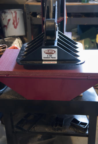 Clicker machine for cutting leather parts with dies